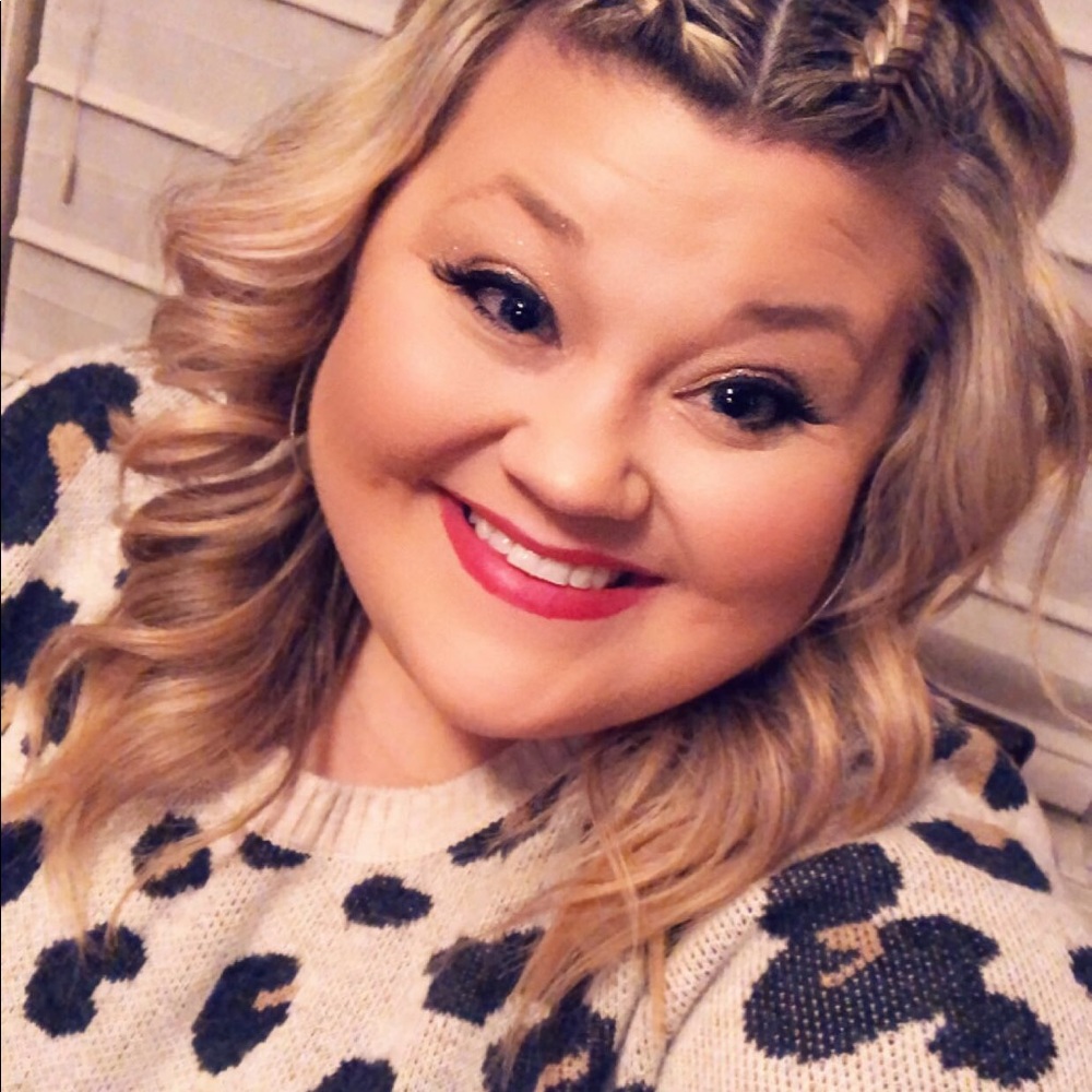 Hi I’m Megan 😁 welcome to my Poshmark page! 🛍